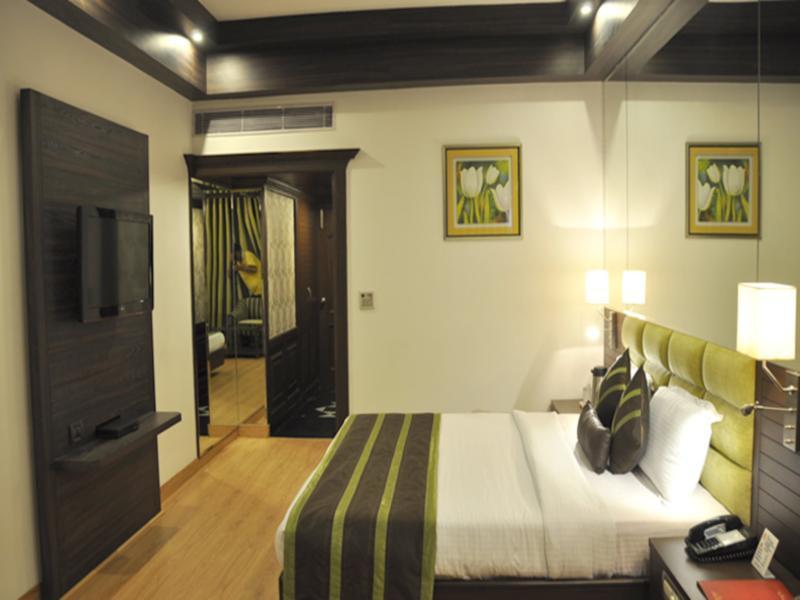 Hotel Park Grand Chandīgarh Екстериор снимка