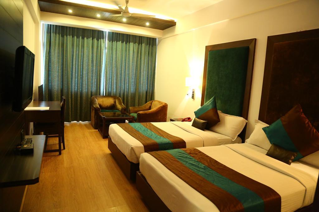 Hotel Park Grand Chandīgarh Екстериор снимка
