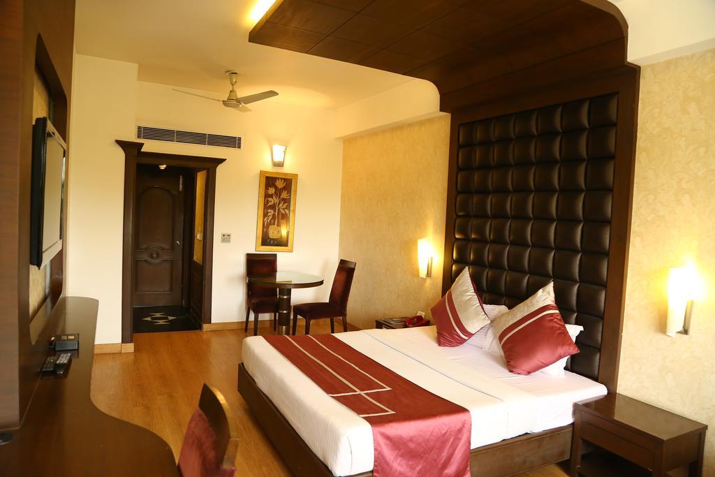 Hotel Park Grand Chandīgarh Екстериор снимка