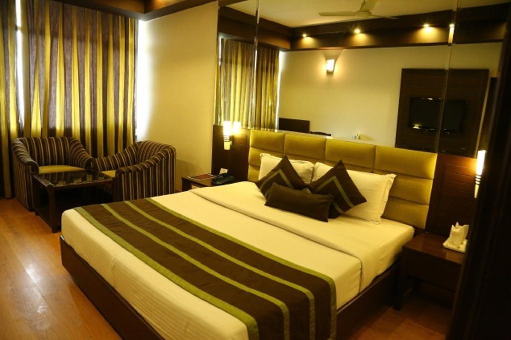 Hotel Park Grand Chandīgarh Екстериор снимка