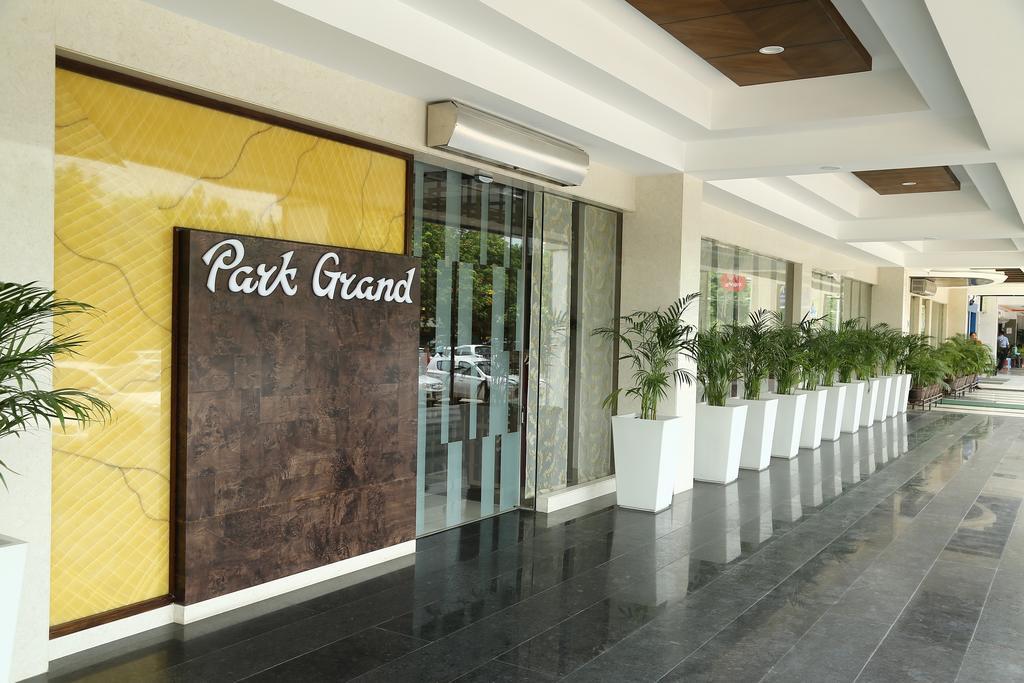 Hotel Park Grand Chandīgarh Екстериор снимка