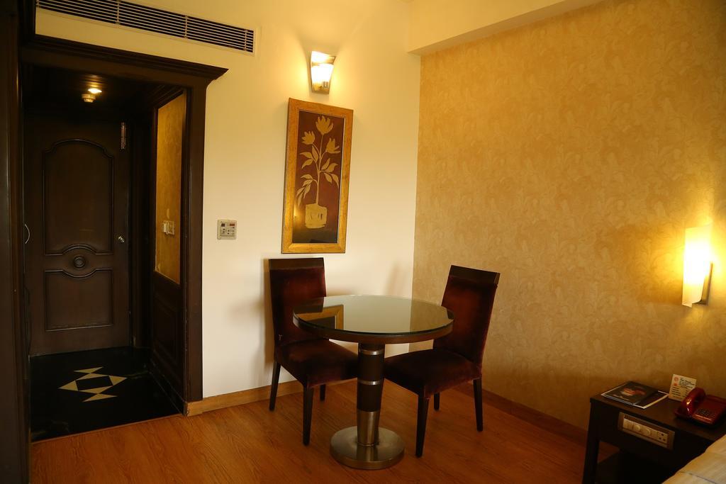 Hotel Park Grand Chandīgarh Екстериор снимка