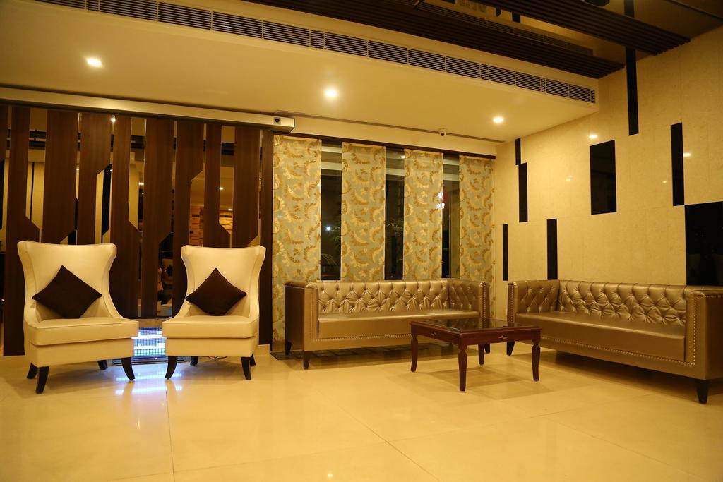 Hotel Park Grand Chandīgarh Екстериор снимка