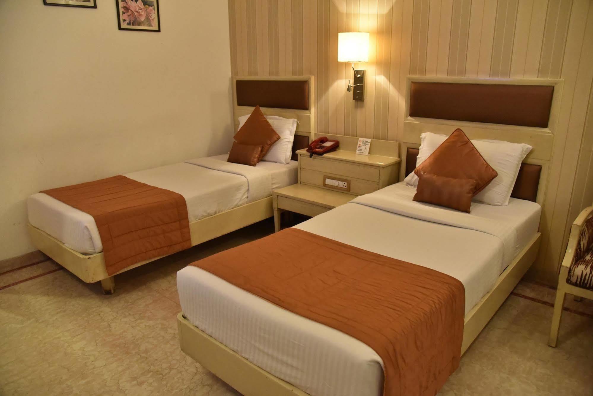 Hotel Park Grand Chandīgarh Екстериор снимка