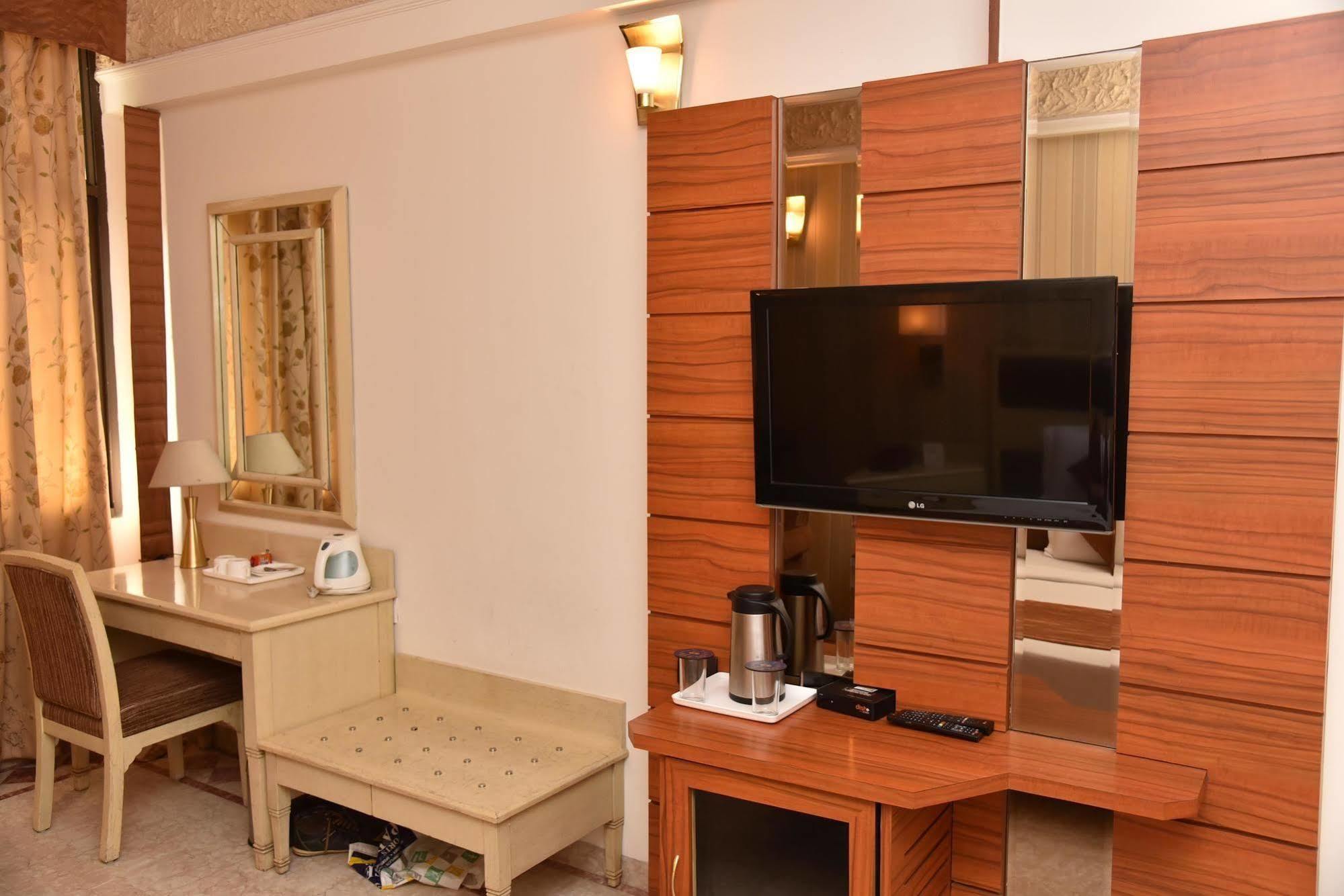 Hotel Park Grand Chandīgarh Екстериор снимка