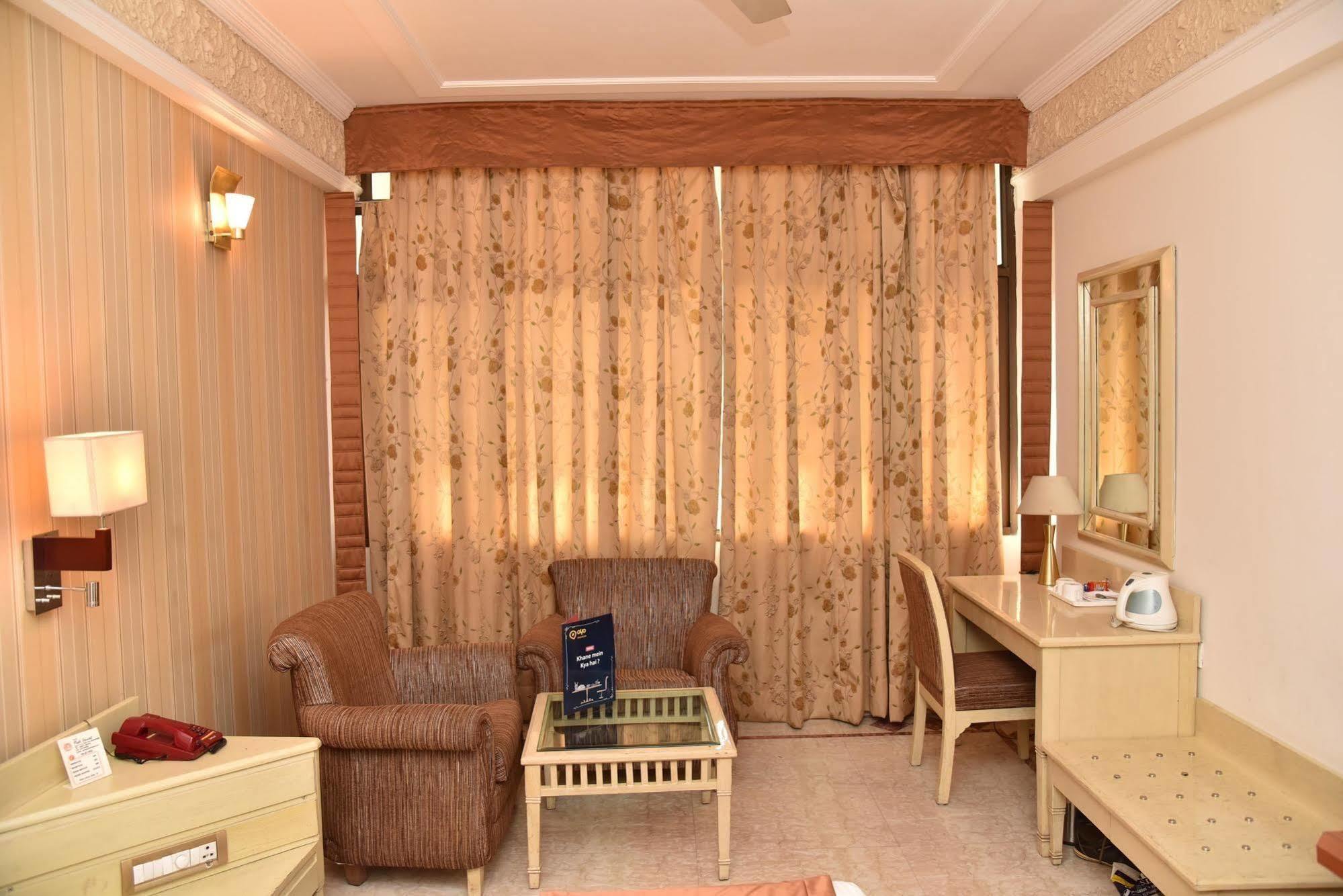 Hotel Park Grand Chandīgarh Екстериор снимка