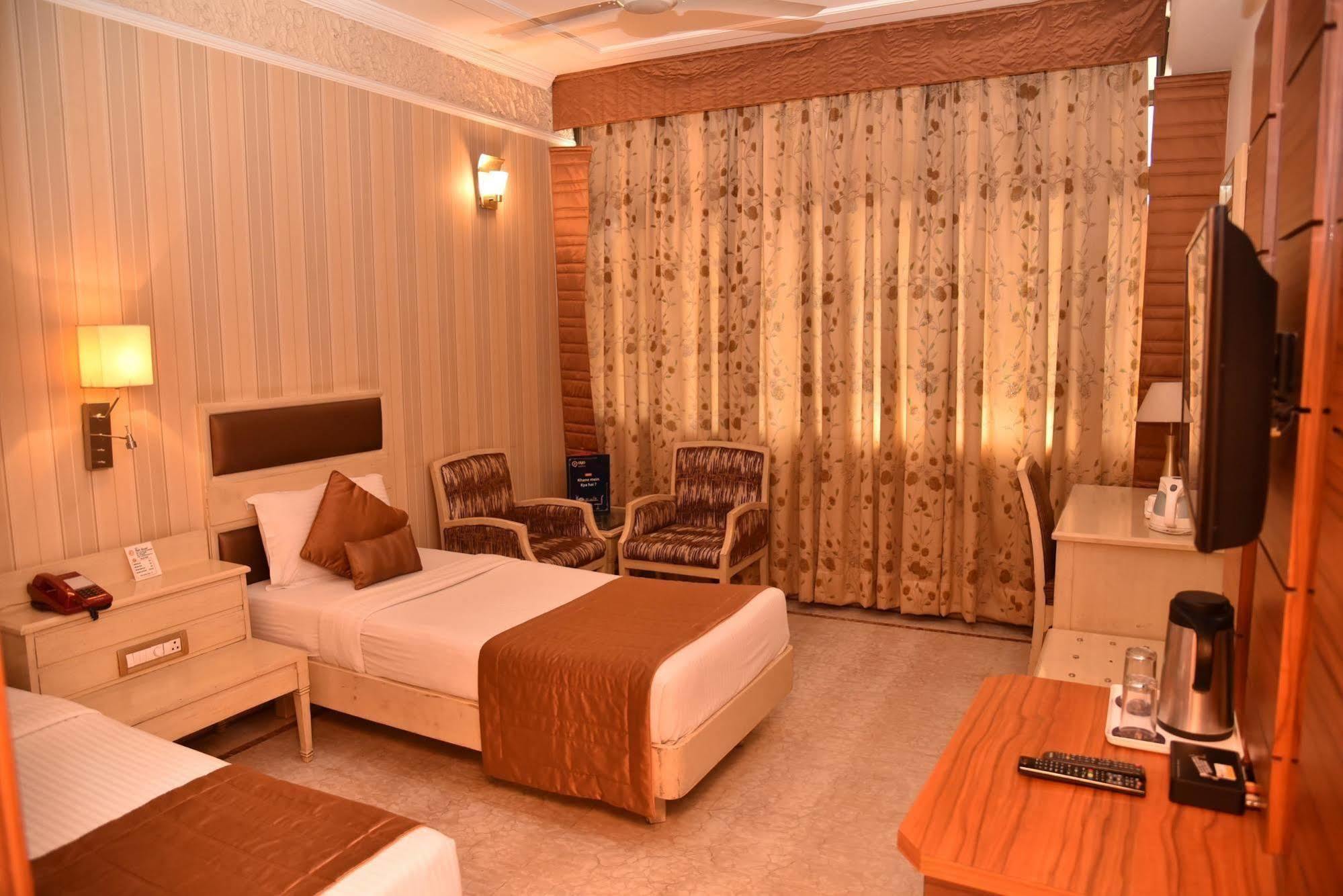 Hotel Park Grand Chandīgarh Екстериор снимка