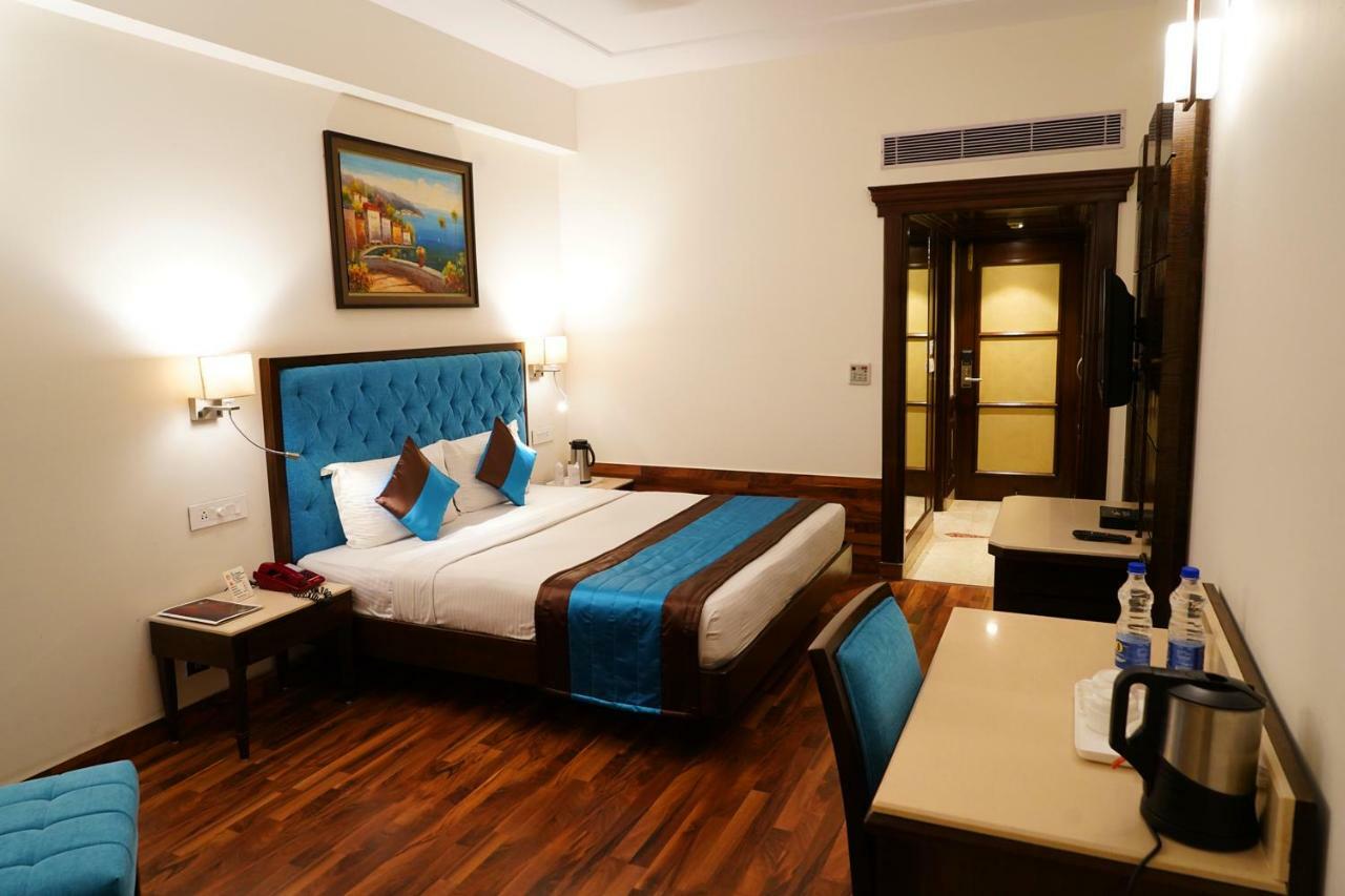 Hotel Park Grand Chandīgarh Екстериор снимка
