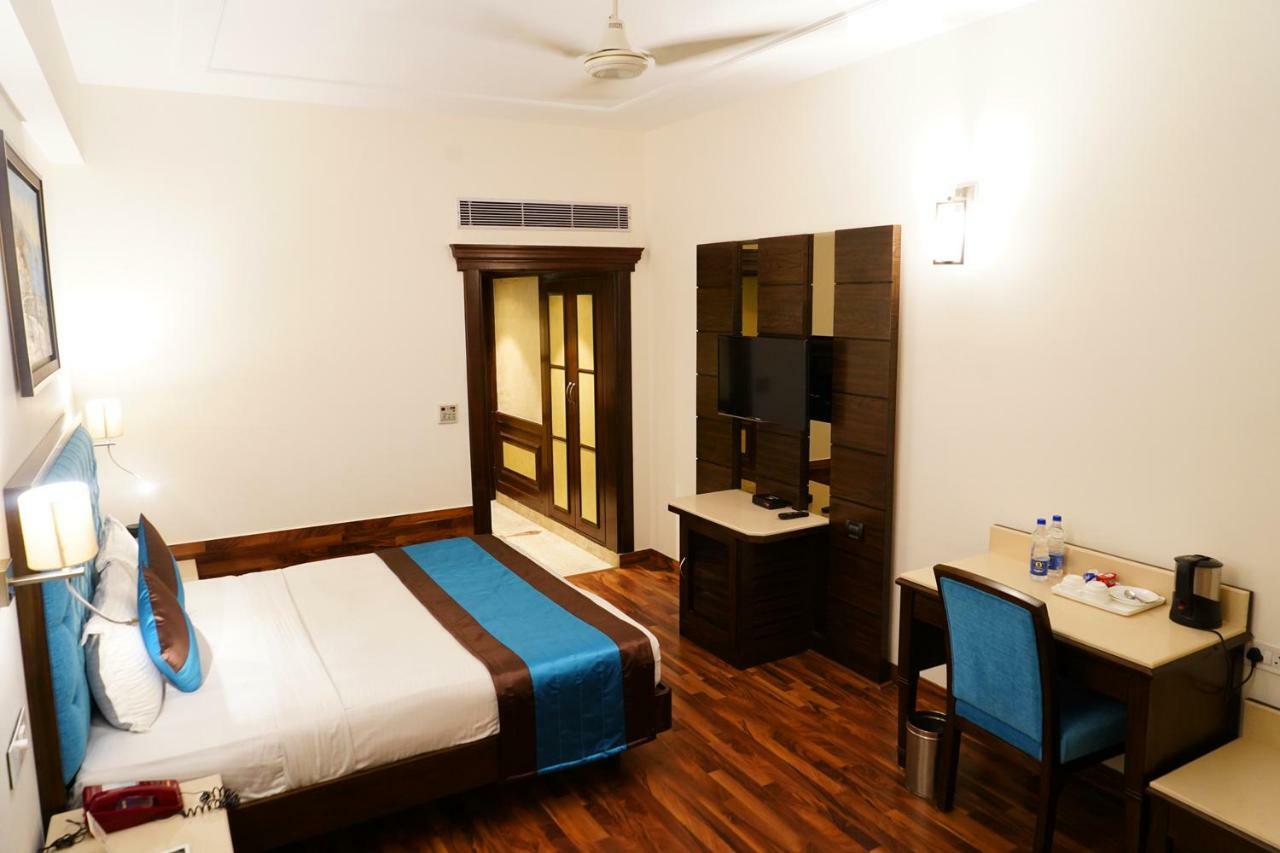 Hotel Park Grand Chandīgarh Екстериор снимка