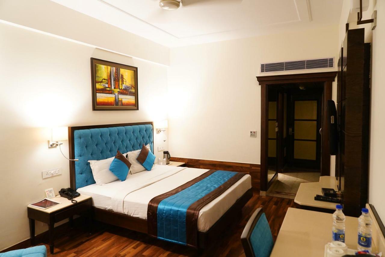 Hotel Park Grand Chandīgarh Екстериор снимка